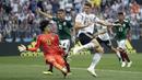 Striker Jerman, Mario Gomez, berusaha membobol gawang Meksiko pada laga Grup F Piala Dunia di Stadion Luzhniki, Moskow, Minggu (17/6/2018). Meksiko menang 1-0 atas Jerman. (AP/Matthias Schrader)