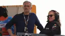 Eks pelatih AS Roma asal Portugal, Jose Mourinho menghadiri balapan utama MotoGP Portugal 2024 untuk mengibarkan bendera finis di Sirkuit Internasional Algarve, Portimao, Portugal, Minggu (24/3/2024) malam WIB. (AFP/Patricia De Melo Moreira)