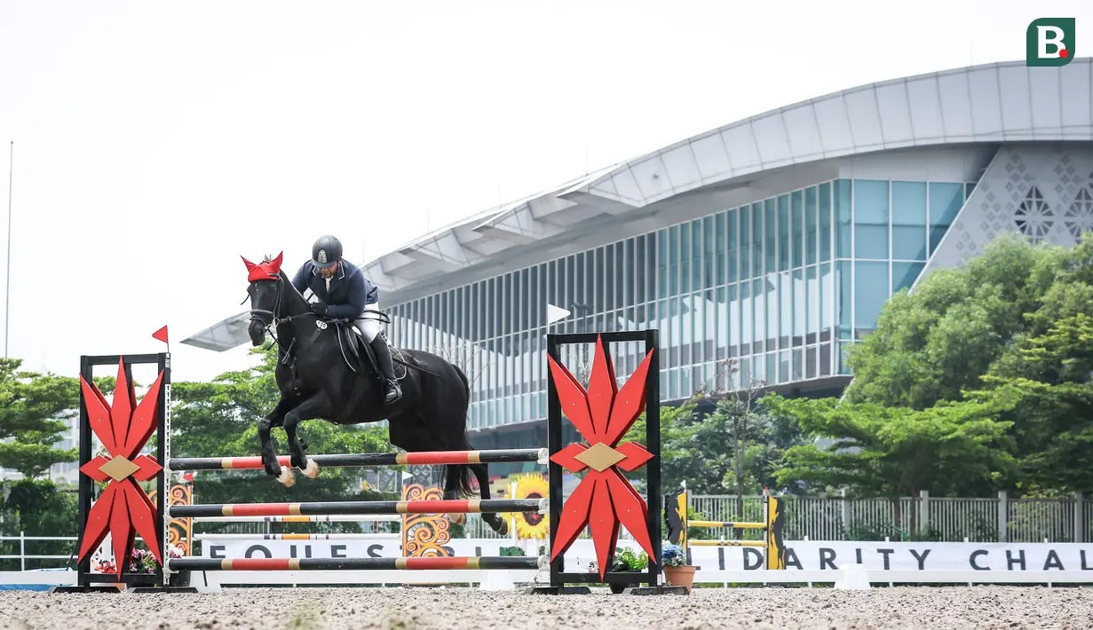 Atlet berkuda tim Savasd Stable, Rommy Virago beraksi pada nomor Show Jumping 90 cm saat ajang Solidarity Equestrian Challange 2022 yang berlangsung di Jakarta International Equestrian Park, Jakarta Timur, Minggu (30/01/2022). (Bola.com/Bagaskara Lazuardi)