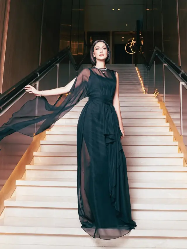 Dress hitam Luna Maya di Premier Film Sukma. [@lunamaya/@winstongomez]
