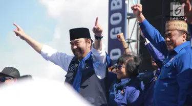 Ketum Partai Nasdem Surya Paloh, Menteri Lingkungan Hidup dan Kehutanan Siti Nurbaya dan mantan Menteri Perdagangan Rachmat Gobel menghadiri Kampanye Rapat Umum di Gorontalo, Minggu (24/3). Partai Nasdem mengawali Kampanye Terbuka di Provinsi Gorontalo. (Liputan6.com/Arfandi Ibrahim)