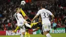Aksi pemain Dortmund, Pierre-Emerick Aubameyang (tengah) melakukan tendangan salto melewati adangan pemain Tottenham pada laga grup H Liga Champions di Wembley stadium,  London, (13/9/2017). Tottenham menang 3-1. (AP/Kirsty Wigglesworth)