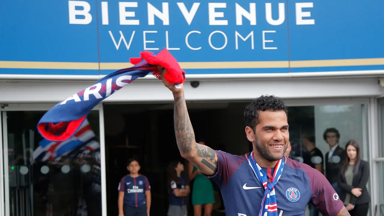 Dani Alves Berlabuh ke PSG