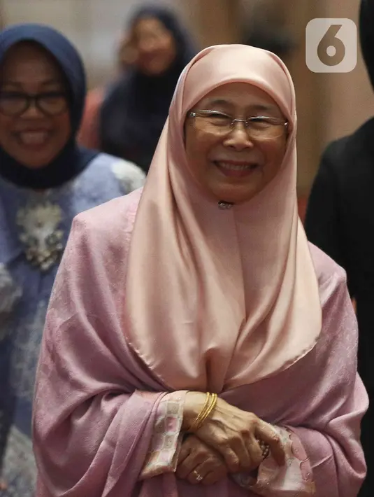 Istri Perdana Menteri Malaysia, Wan Azizah Wan Ismail saat mengunjungi Masjid Istiqlal, Jakarta Senin (9/1/2023). Wan Azizah berada di Jakarta untuk mendampingi suaminya Anwar Ibrahim yang melakukan kunjungan kenegaraan di Indonesia sejak Minggu (8/1). (Liputan6.com/Herman Zakharia)