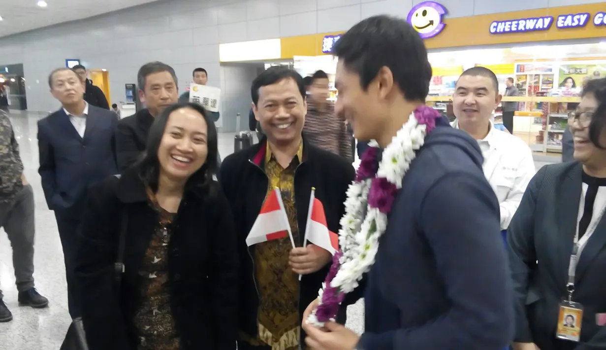 Keceriaan terlihat pada acara penyambutan kedatangan Ro Haryanto di Bandar Udara Internasional Pudong Shanghai, Selasa (12/4/2016) WIB. (Bola.com/Rio Haryanto Media)