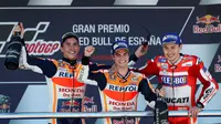 Selebrasi Marc Marquez (kiri), Dani Pedrosa (tengah), dan Jorge Lorenzo di podium MotoGP Jerez 2017, Minggu (7/5/2017). (EPA/Roman Rios)