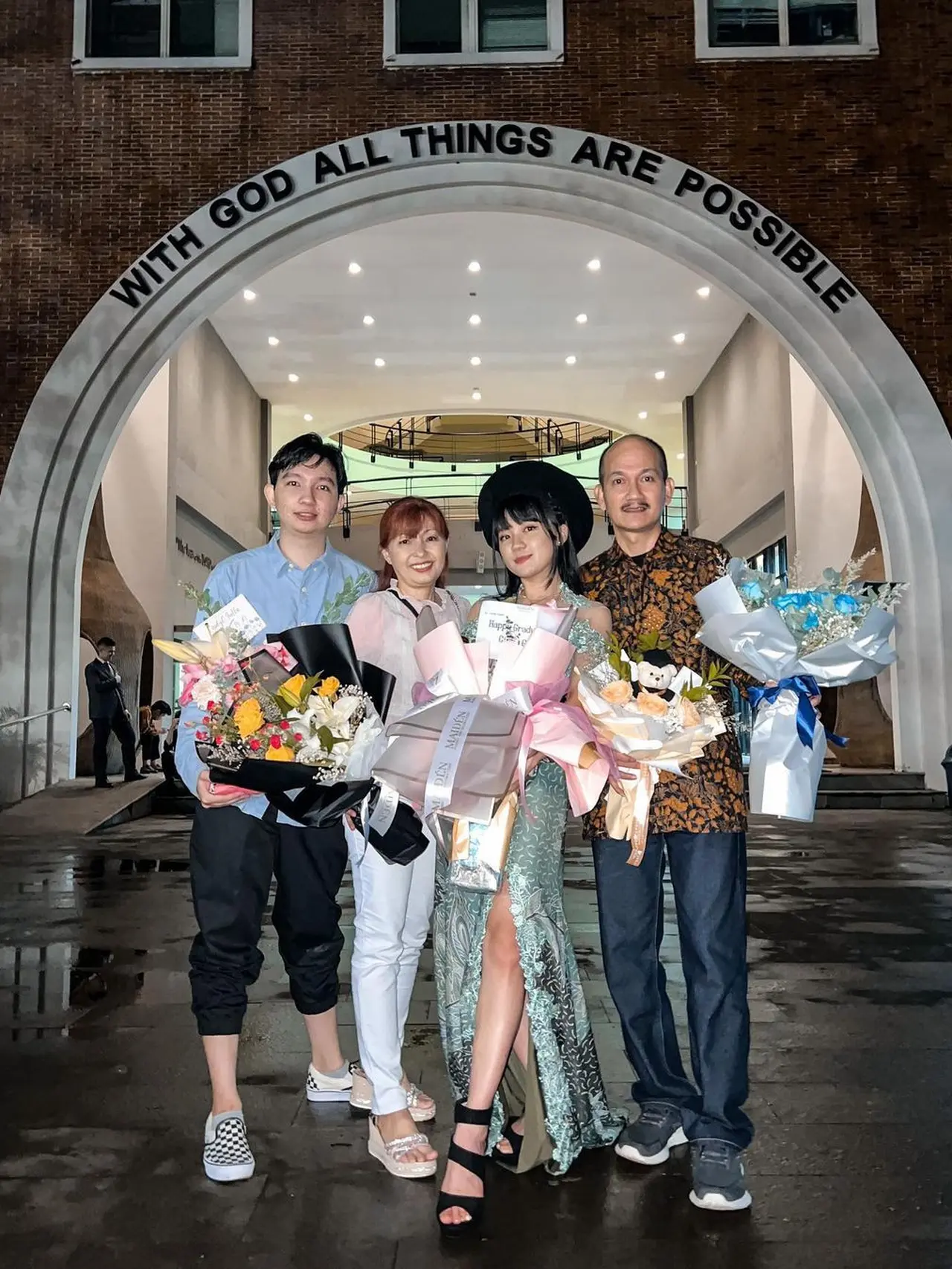 7 Potret Wisuda Cindy Gulla Raih Gelar Magister Hukum, Tampil Memesona