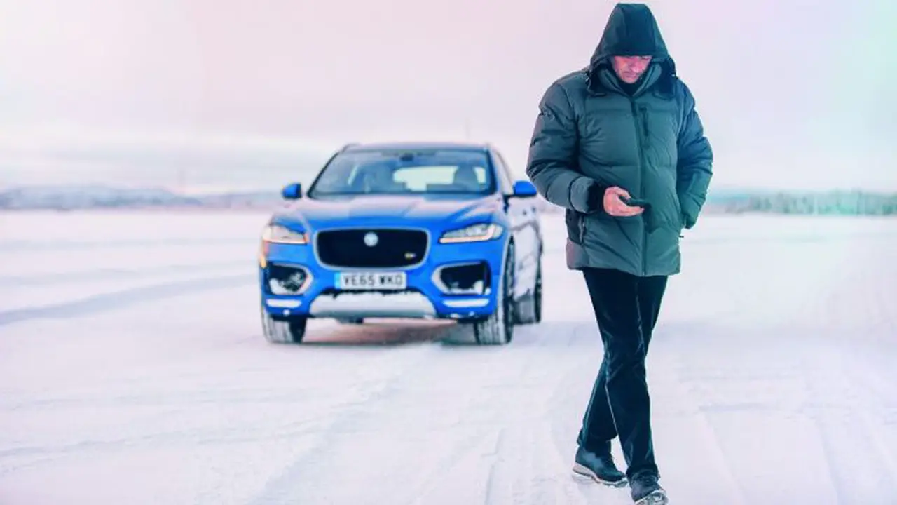 Didepak Chelsea, Mourinho Habiskan Waktu Uji Jaguar F-PACE