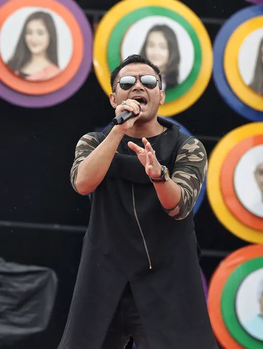 Suami Duma Riris ini mengatakan, di album baru ini dirinya tak hanya bernyanyi dengan penyanyi professional, tetapi juga dengan para fans untuk berada di dalam karyanya. (Adrian Putra/Bintang.com)