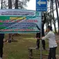 BKSDA Resor Agam memasang spanduk peringatan ada buaya muara di Pantai Tiku. (Liputan6.com/ BKSDA Agam)