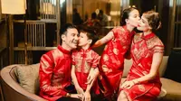 5 Potret Daniel Mananta dan Viola Maria Ajak Anak Photoshoot Bertema Imlek, Memesona Berbusana Serba Merah