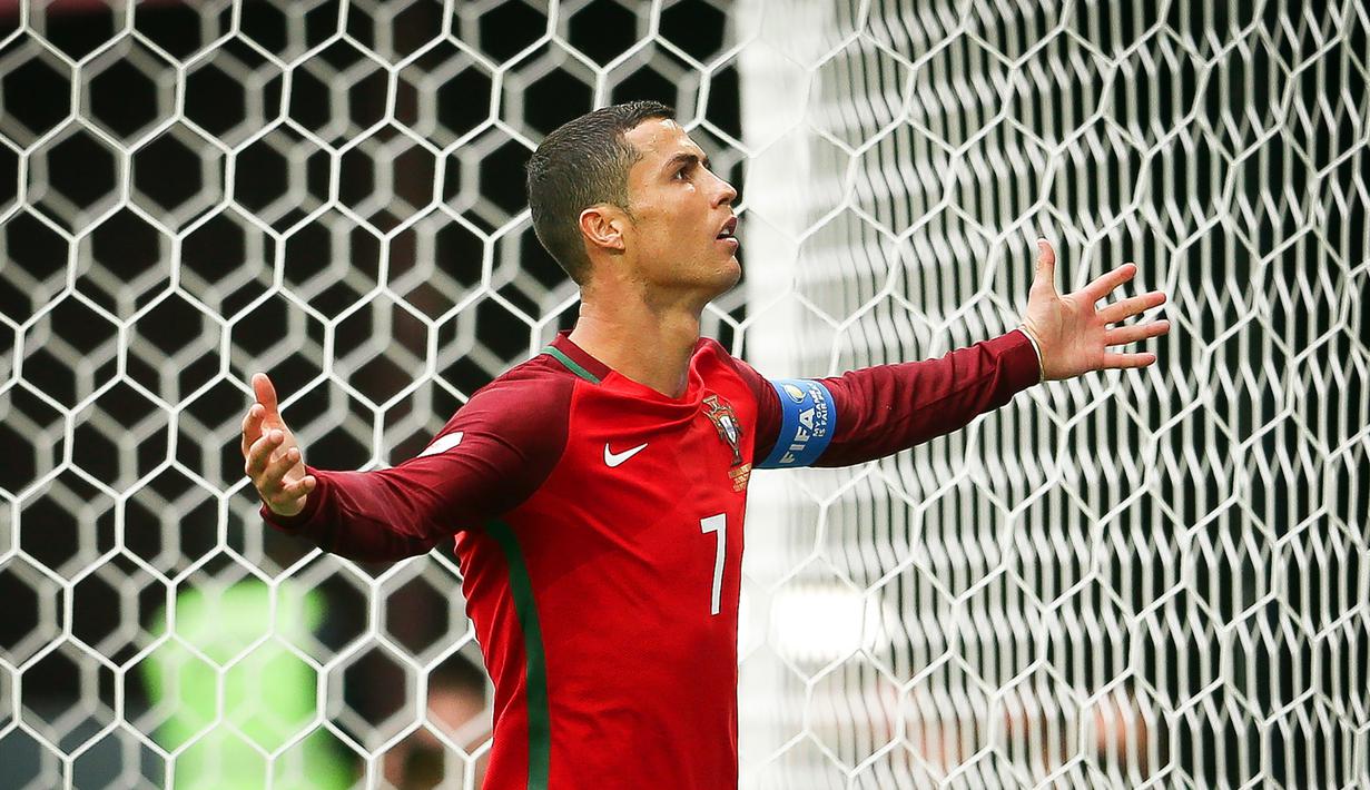 Striker Portugal, Cristiano Ronaldo, melakukan selebrasi usai mencetak gol ke gawang Selandia Baru. Portugal tampil dengan mayoritas pemain terbaik. Cristiano Ronaldo menjadi tumpuan di lini depan bersama Andre Silva. (EPA/Mario Cruz)
