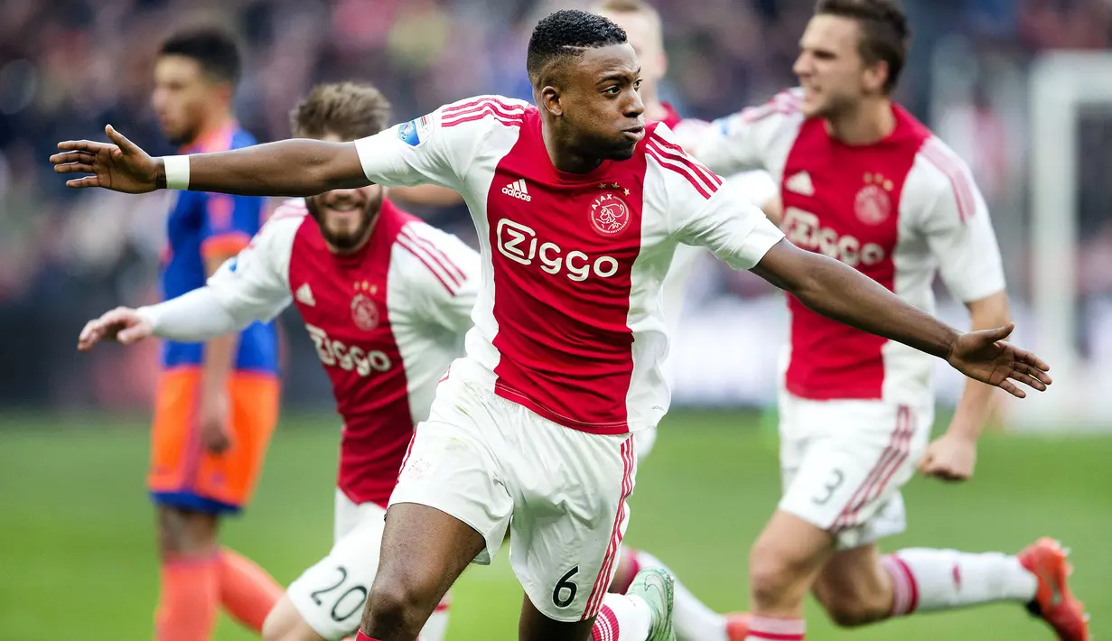 Bek tengah Belanda berusia 27 tahun, Riechedly Bazoer yang kini tengah menjalani musim kedua bersama AZ Alkmaar tercatat pernah berseragam Ajax Amsterdam setelah dipromosikan dari tim akademi Ajax pada tengah musim 2014/2015. Bertahan hingga paruh musim 2016/2017 bersama Ajax, ia total bermain dalam 71 laga di semua kompetisi dengan torehan 8 gol dan 5 assist. Pada setengah musim pertamanya ia menggunakan nomor punggung 27 dan berganti nomor punggung 6 sejak awal musim 2015/2016. (AFP/ANP/Olaf Kraak)