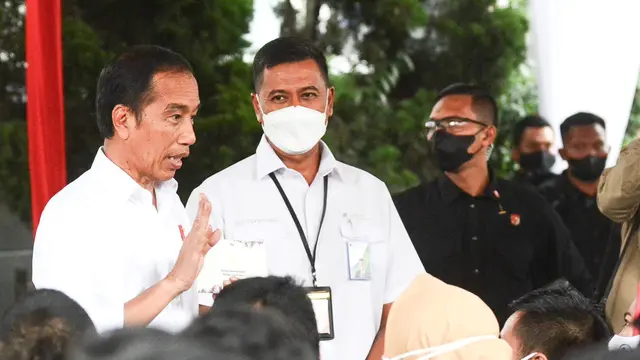 Tinjau Penyaluran BSU di Bandung, Presiden Ajak Pekerja Jadi Peserta BPJS Ketenagakerjaan