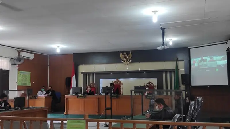 Persidangan secara online dugaan penipuan investasi puluhan miliar di Pengadilan Negeri Pekanbaru.