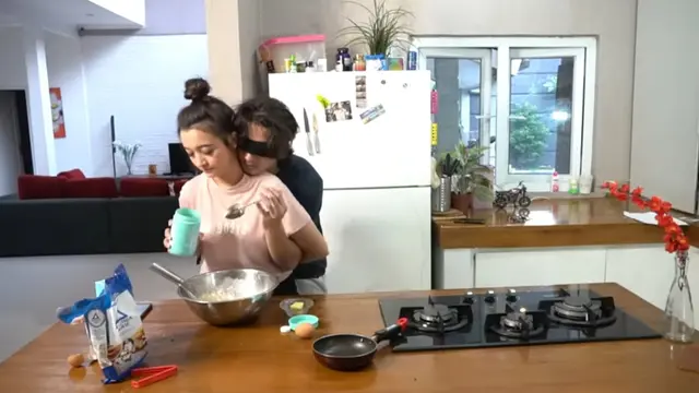 7 Momen Bryan dan Megan Domani saat Buat Kue Bareng, Seru Banget