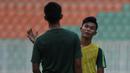 Pemain Timnas Indonesia U-19, Sutan Zico, berdiskusi dengan rekannya saat latihan di Stadion Pakansari, Bogor, Senin (30/9). Latihan ini merupakan persiapan jelang Piala AFF U-19 di Vietnam. (Bola.com/Vitalis Yogi Trisna)