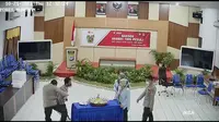 Tangkapan layar video viral Kapolres Nunukan AKBP Syaiful Anwar menganiaya anggotanya sendiri, Brigadir SL. (Istimewa)