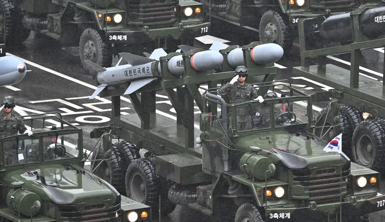 Kendaraan militer lapis baja ikut serta dalam parade di Seoul pada tanggal 26 September 2023. (Anthony WALLACE/AFP)