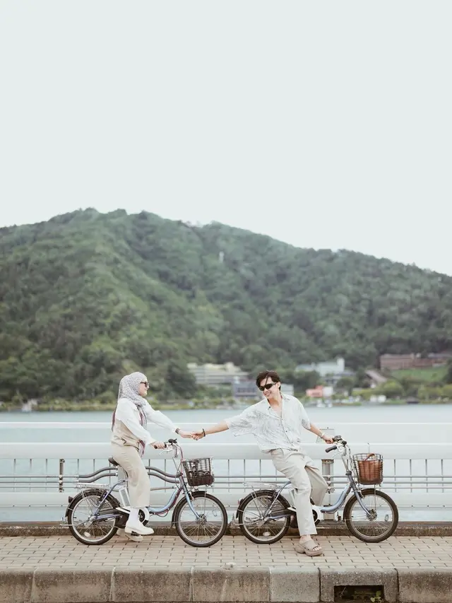 Bak ABG Pacaran, Ini 7 Potret Mesra Dinda Hauw dan Rey MBayang Liburan di Jepang