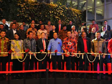 Sejumlah pejabat negara menggunting pita saat peresmian Maxx Box Lippo Karawaci di Tanggerang, Banten, Kamis (10/3/2016). Maxx Box Lippo Village adalah salah satu premium spot entertainment. (Liputan6.com/Faisal R Syam)