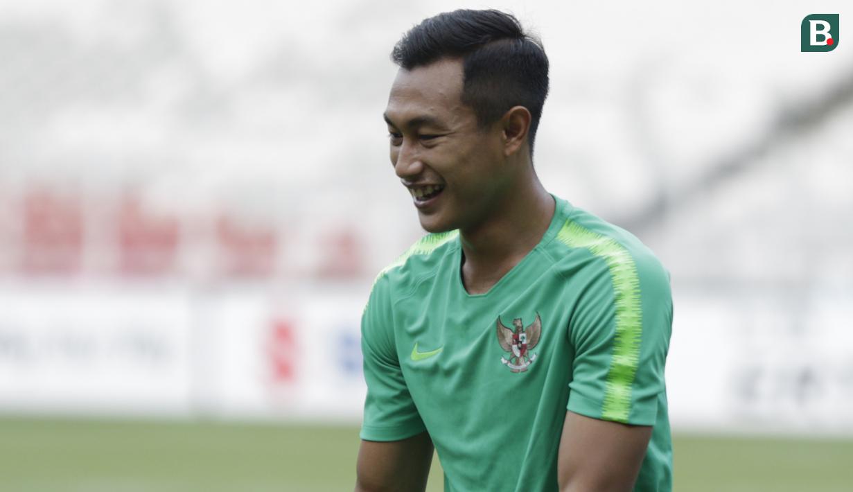 Pemain Timnas Indonesia, Hansamu Yama, tertawa saat latihan di SUGBK, Jakarta, Sabtu (24/11). Latihan ini persiapan jelang laga Piala AFF 2018 melawan Filipina. (Bola.com/Vitalis Yogi Trisna)