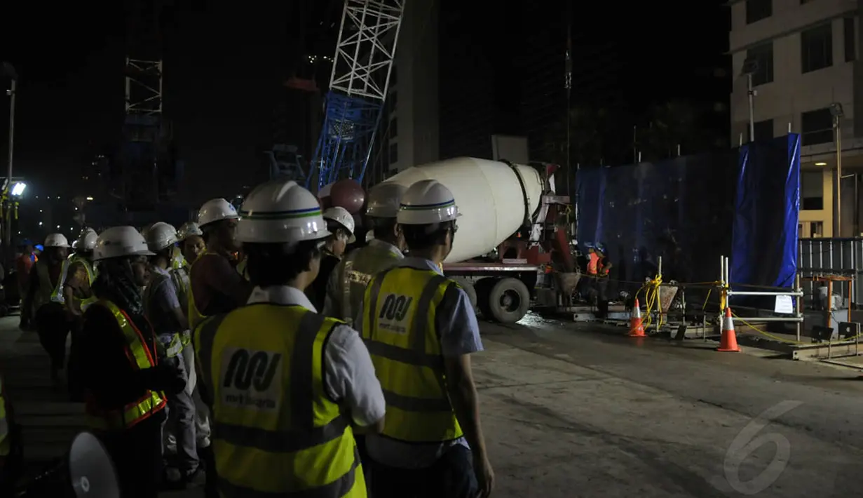 Proses pengecoran dilakukan malam hari agar tidak mengganggu lalu tintas pengendara, Jakarta, (29/8/14).(Liputan6.com/Johan Tallo)