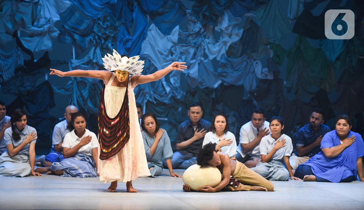 Pemain mempertunjukkan teater yang menggabungkan film, dance, dan lagu berjudul Planet Sebuah Lament di Teater Jakarta, TIM, Jakarta, Kamis (16/1/2020). Pertunjukkan ini mengusung perpaduan budaya Indonesia Timur (Melanesia) yang mengambil referensi tablo jalan salib. (Liputan6.com/Fery Pradolo)