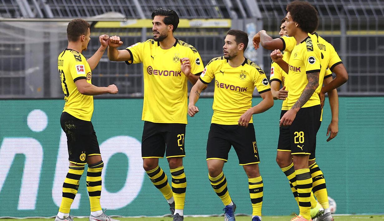 Pemain Borussia Dortmund, Emre Can, melakukan selebrasi usai membobol gawang Hertha Berlin pada laga Bundesliga di Stadion di Signal Iduna Park, Sabtu (6/6/2020). Borussia Dortmund menang 1-0 atas Hertha Berlin. (AP/Lars Baron)