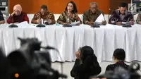 Ketua Pansel KPK Yenti Ganarsih (tengah) memberikan keterangan terkait hasil profile assessment calon pimpinan KPK periode 2019-2023 dalam konferensi pers di Jakarta, Jumat (23/8/2019). Tahapan keempat seleksi calon pimpinan capim KPK telah selesai dan menyisakan 20 nama. (Liputan6.com/Angga Yuniar)