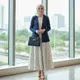Gamis Linen Motif Garis dengan Blazer Solid merupakan salah satu model gamis linen ringan dengan layering blazer (Gemini AI)
