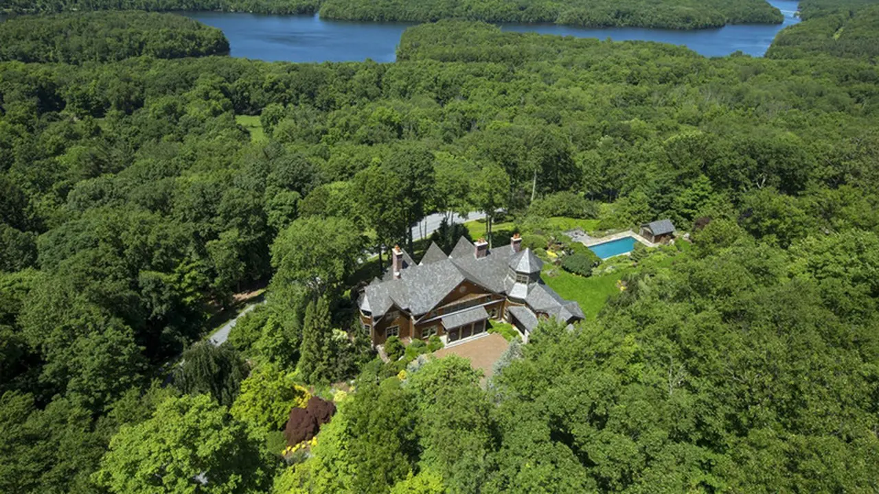 [Bintang] Rumah Bruce Willis, Istana di Tengah Hutan