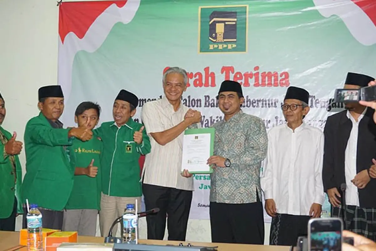 Penyerahkan surat rekomendasi kepada Ganjar Pranowo dan Taj Yasin Maemoen di Kantor DPW PPP Jateng, Senin (8/1) malam. (Istimewa)
