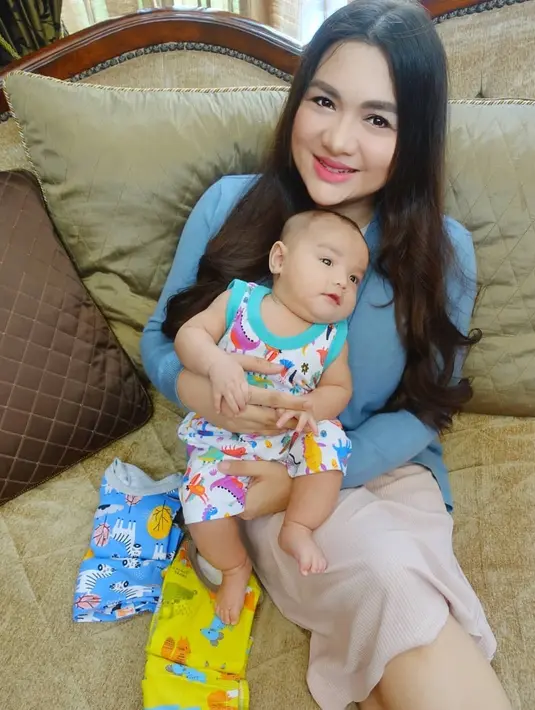 Bukan hal mudah memang untuk menurunkan berat badan, Vicky Shu memberikan rahasia dan tips untuk menurunkan berat badannya tersebut. Namun ia tetap memperhatikan kesehatan buah hatinya yang baru berusia empat bulan. (Instagram/vickyshu)