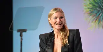 Gwyneth Paltrow hadir di acara Producers Guild Awards pada Sabtu, 20 Januari waktu setempat dengan bikin tamu yang lain terkejut. (MATT WINKELMEYER / GETTY IMAGES NORTH AMERICA / AFP)