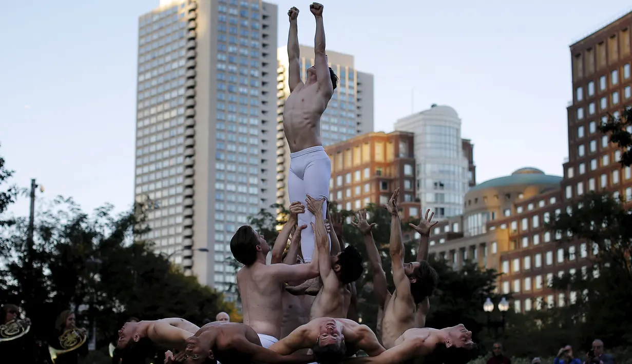Aksi para penari balet dalam Third Symphony of Gustav Mahler karya John Neumeier untuk mempromosikan musim baru di Greenway, Boston, Massachusetts (7/10/2015).  (REUTERS/Brian Snyder)