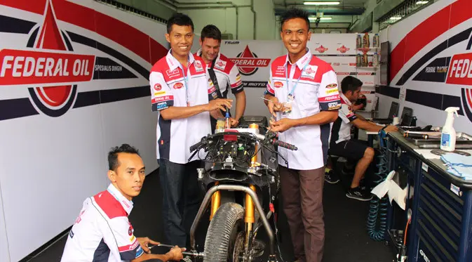 Tiga mekanik federal oil mendapat kesempatan langsung untuk bertemu Tim Federal Oil Gresini Moto2 (FOGM2) di Sepang, Malaysia.