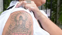 File foto pada 22 April 2014 memperlihatkan tato Sang Buddha di lengan Naomi Coleman asal Inggris. Mahkamah Agung memerintahkan pemberian uang ganti rugi kepada Coleman senilai 800.000 rupee Sri Lanka atau sekitar Rp70 juta. (Lakruwan WANNIARACHCHI/AFP)