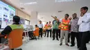 Jokowi memantau langsung Ruang Pemantauan Ekspor Impor di Indonesia Port Corporation (IPC) Tanjung Priok, Jakarta, Rabu (17/6/2015).  Jokowi menemukan ketidakefisienan mencapai Rp 780 T dalam pengelolaan pelabuhan tersebut. (Liputan6.com/Faizal Fanani)