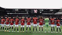 Pemain Manchester United dan Leeds United melakukan penghormatan kepada legenda sepak bola Skotlandia, Gordon McQueen sebelum laga pramusim di Ullevaal Stadium, Oslo, Rabu (12/7/2023). (Twitter/@ManUtd)