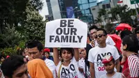 Aksi damai bertema “Ayo Peluk ODHA” di Bundaran HI, Jakarta, Minggu (28/12/2014). (Liputan6.com/Faizal Fanani)