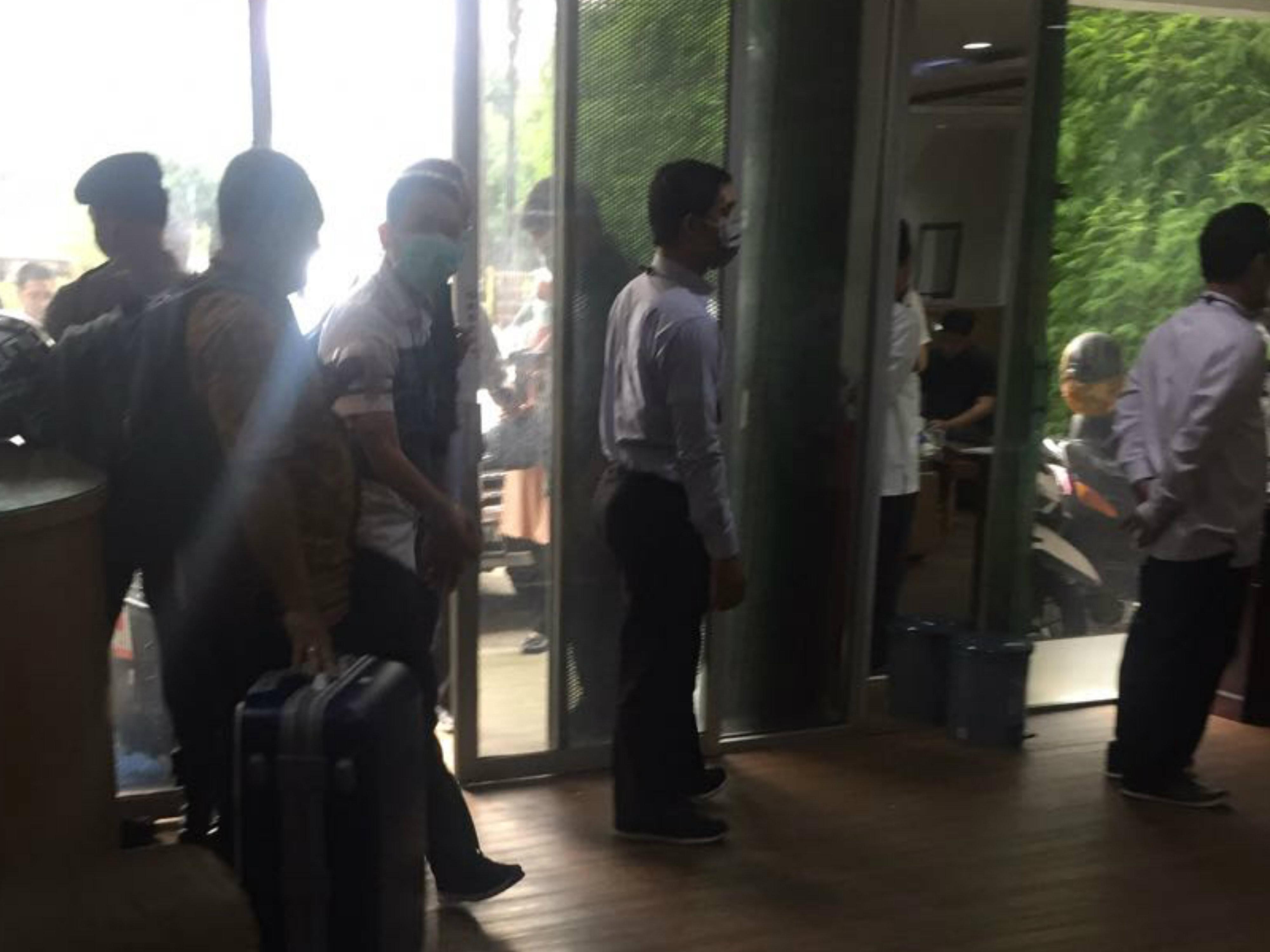 Suasana penggeledahan di kantor Fredrich Yunadi di Melawai (Liputan6.com/Ditto)