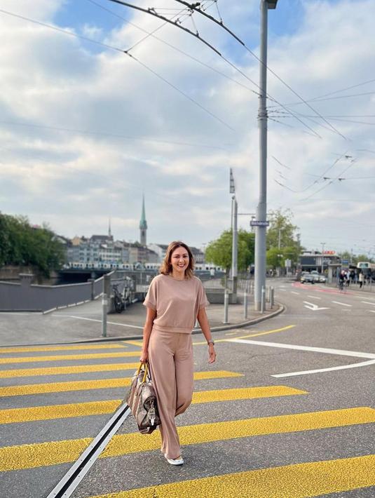 <p>Donna Agnesia membuktikan penurunan berat tubuhnya dengan perbandingan ukuran baju, yang semula size M kini muat size S. (Instagram/dagnesia)</p>