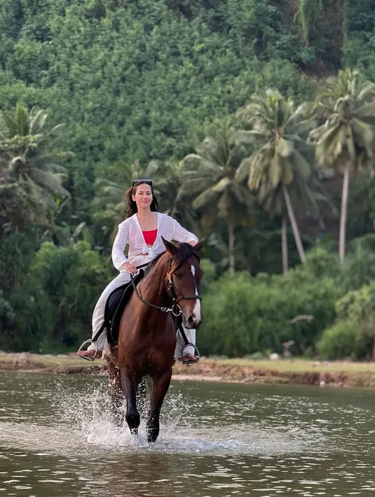 Pernah naik kerbau saat membintangi film Buffalo Boys, Pevita Pearce malah belum mengunggah potret menunggangi kuda. Wanita 31 tahun ini memang kerap membintangi film laga. (Liputan6.com/IG/@pevpearce)