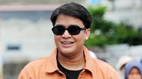 Presenter Billy Syahputra merasa senang bisa berbagi kebahagiaan pada banyak orang di mana saja. Terlebih bila membawa semangat meraih kemenangan dari program Siapa Mau Jadi Juara. [Foto: Bambang E Ros/Fimela.com]