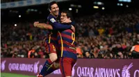 Lionel Messi dan Luis Suarez merayakan gol Barcelona ke gawang Celta Vigo pada laga La Liga di Camp Nou, Barcelona, Senin (15/2/2016) dini hari WIB. (AFP/Lluis Gene)