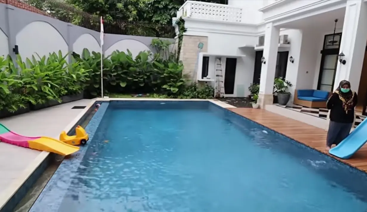 Rumah Arie Untung dan Fenita Arie (Youtube/Keluarga ITIKK)