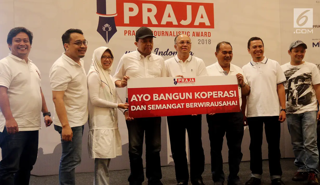 Staf Khusus Menteri Koperasi dan UKM Agus Muharram (empat kiri) bersama Chairman MIS Group Tedy Agustiansjah (empat kanan) saat peluncuran Pracico Journalistic Award (PRAJA) 2018 di Jakarta, Minggu (2/9). (Liputan6.com/JohanTallo)