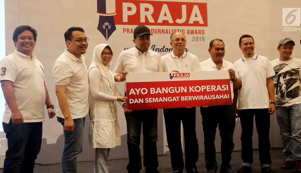 Staf Khusus Menteri Koperasi dan UKM Agus Muharram (empat kiri) bersama Chairman MIS Group Tedy Agustiansjah (empat kanan) saat peluncuran Pracico Journalistic Award (PRAJA) 2018 di Jakarta, Minggu (2/9). (Liputan6.com/JohanTallo)
