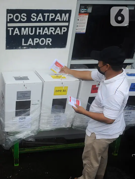 Tercatat ada 204.807.222 warga Indonesia yang terdaftar dalam Daftar Pemilih Tetap (DPT) Pemilu 2024. (merdeka.com/Arie Basuki)